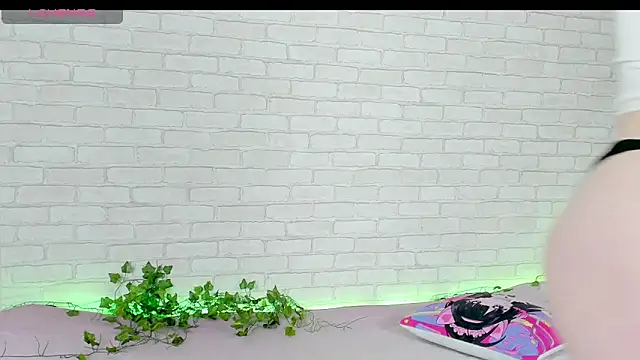 Snapshot of LinaKenny chatting on December 4, 2025, 4:05 pm LinaKenny online show from December 4, 2025, 4:05 pm