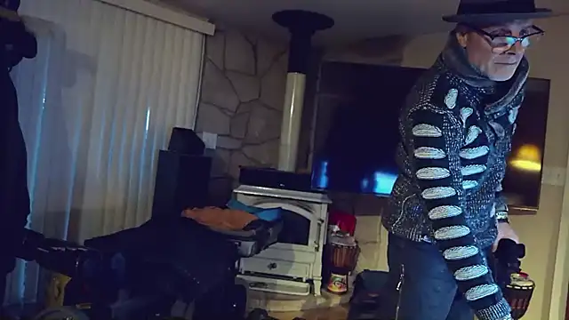 Snapshot of MoonDancer chatting on December 2, 2025, 1:00 am MoonDancer online show from December 2, 2025, 1:00 am