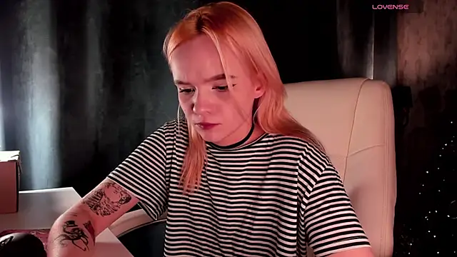 Snapshot of SarahRomantic chatting on December 24, 2024, 12:33 pm SarahRomantic online show from December 24, 2024, 12:33 pm