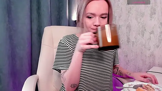 Snapshot of SarahRomantic chatting on January 6, 2025, 8:35 am SarahRomantic online show from January 6, 2025, 8:35 am