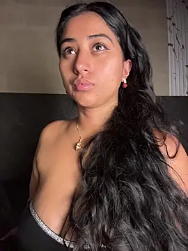 Snapshot of Valentinne_z chatting on May 3, 2026, 7:58 am Valentinne z online show from May 3, 2026, 7:58 am