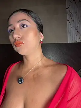 Snapshot of Valentinne_z chatting on May 4, 2026, 4:19 am Valentinne z online show from May 4, 2026, 4:19 am