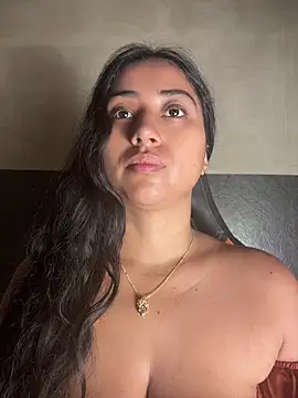 Snapshot of Valentinne_z chatting on May 11, 2026, 10:21 am Valentinne z online show from May 11, 2026, 10:21 am