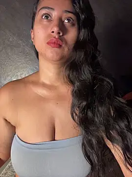 Snapshot of Valentinne_z chatting on May 15, 2026, 10:33 am Valentinne z online show from May 15, 2026, 10:33 am