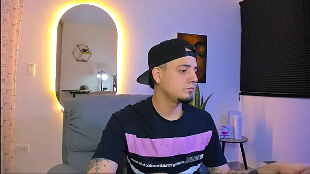 alejandro calderon1 online show from February 19, 2026, 4:19 am