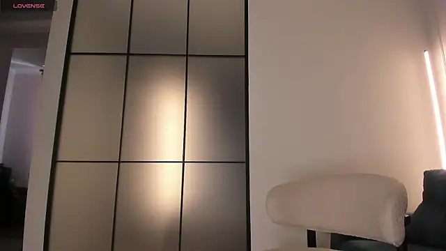 Lunaonekiss online show from November 3, 2025, 8:04 am