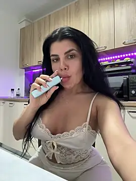 Snapshot of Scarlett-Dream chatting on April 15, 2026, 5:03 am Scarlett-Dream online show from April 15, 2026, 5:03 am