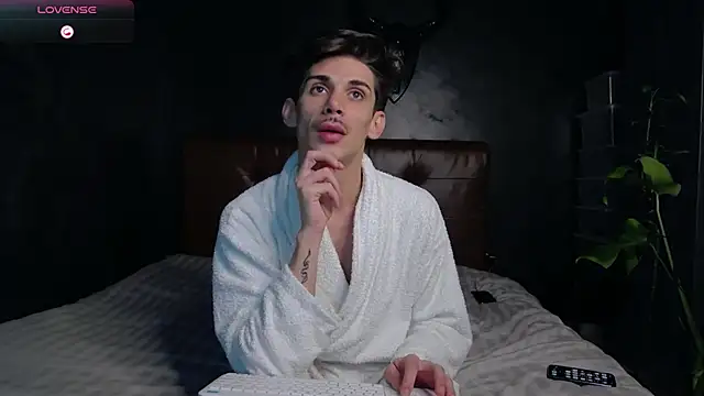 DanielCrush1 online show from November 19, 2025, 5:13 pm