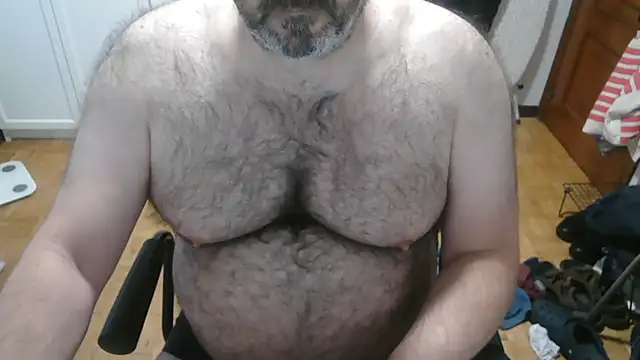 Snapshot of mikeyhotbear chatting on June 3, 2026, 5:10 am mikeyhotbear online show from June 3, 2026, 5:10 am