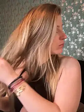 Snapshot of FoxyFrenchy chatting on November 30, 2025, 7:18 pm FoxyFrenchy online show from November 30, 2025, 7:18 pm