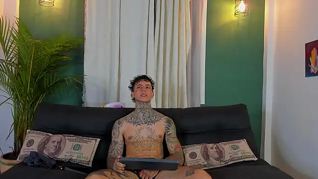 Snapshot of Aron_ford chatting on April 4, 2026, 1:37 am Aron ford online show from April 4, 2026, 1:37 am