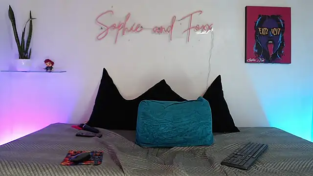 SophieFoxx17 online show from November 4, 2025, 1:54 pm