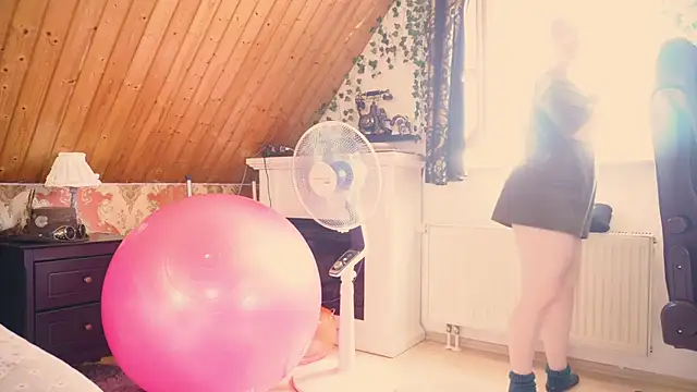 Snapshot of TessaWinter chatting on September 15, 2025, 2:39 pm TessaWinter online show from September 15, 2025, 2:39 pm