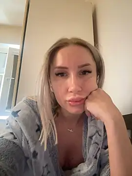 Snapshot of LexxiLow chatting on February 18, 2025, 8:49 am LexxiLow online show from February 18, 2025, 8:49 am