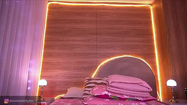 danna berlin  online show from February 17, 2026, 7:20 pm