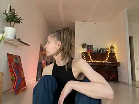 LeyaJohnson online show from April 10, 2026, 11:59 am