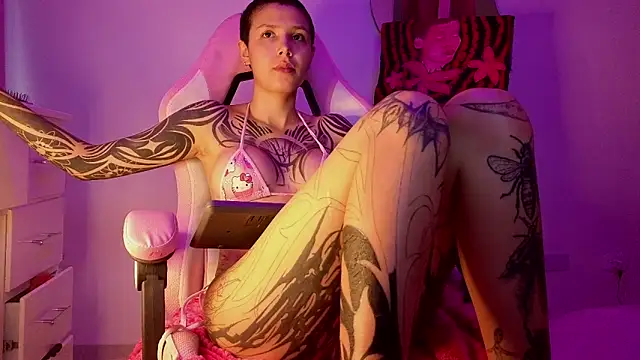 goddess vee  online show from April 15, 2026, 8:53 pm