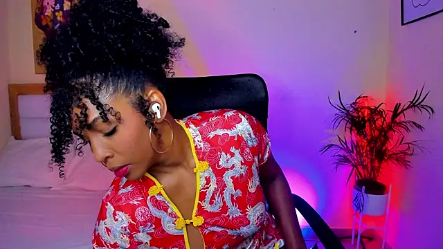 Snapshot of AitanaBrown_ chatting on May 5, 2026, 8:28 pm AitanaBrown online show from May 5, 2026, 8:28 pm