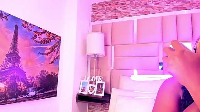 ShaniaBrownn online show from December 22, 2025, 8:28 pm