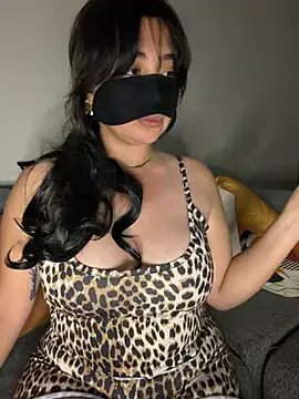 Snapshot of _L0VE_ME chatting on May 28, 2026, 10:51 pm L0VE ME online show from May 28, 2026, 10:51 pm