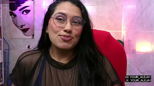 LauraRuiz1 online show from May 13, 2026, 4:32 am
