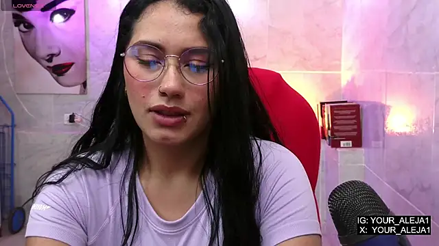 LauraRuiz1 online show from May 15, 2026, 11:45 pm