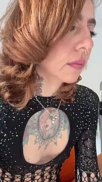 Snapshot of Evangelyne_1 chatting on November 17, 2025, 1:06 pm Evangelyne 1 online show from November 17, 2025, 1:06 pm