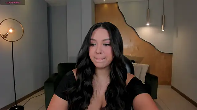 Snapshot of ToriCrossX chatting on October 25, 2025, 1:35 am ToriCrossX online show from October 25, 2025, 1:35 am