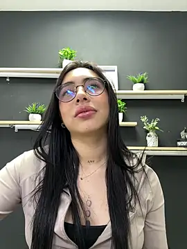 isabella jade online show from November 8, 2025, 1:22 pm