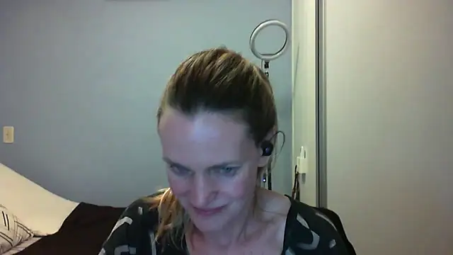 Snapshot of Annylove1 chatting on November 9, 2025, 12:42 am Annylove1 online show from November 9, 2025, 12:42 am