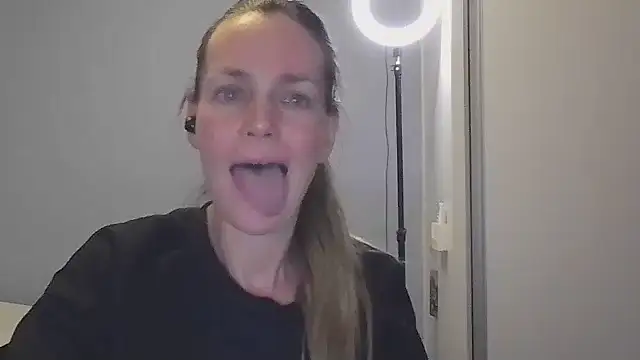 Snapshot of Annylove1 chatting on November 13, 2025, 11:47 pm Annylove1 online show from November 13, 2025, 11:47 pm