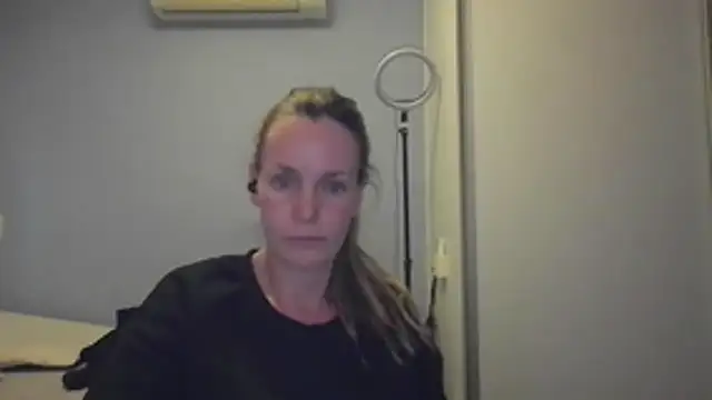 Snapshot of Annylove1 chatting on November 17, 2025, 12:16 am Annylove1 online show from November 17, 2025, 12:16 am