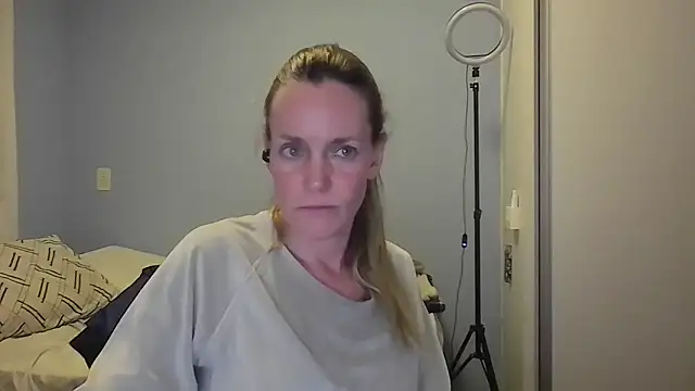 Snapshot of Annylove1 chatting on November 29, 2025, 12:13 am Annylove1 online show from November 29, 2025, 12:13 am