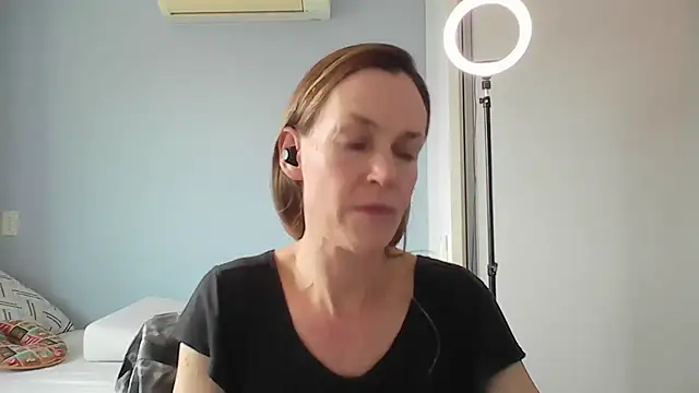 Snapshot of Annylove1 chatting on December 3, 2025, 3:32 pm Annylove1 online show from December 3, 2025, 3:32 pm