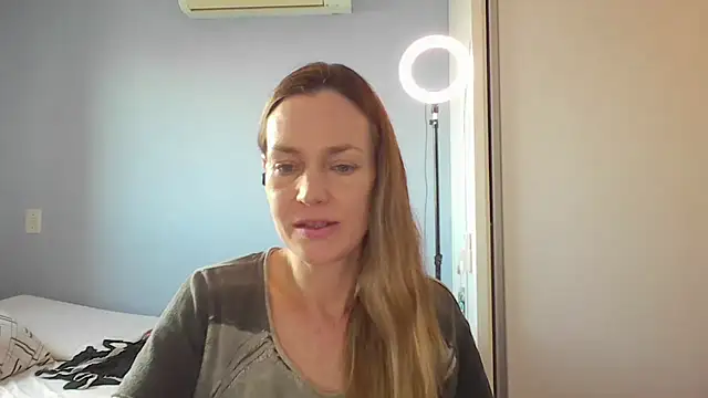 Snapshot of Annylove1 chatting on December 4, 2025, 10:46 am Annylove1 online show from December 4, 2025, 10:46 am