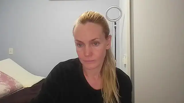 Annylove1 online show from May 17, 2026, 12:30 am