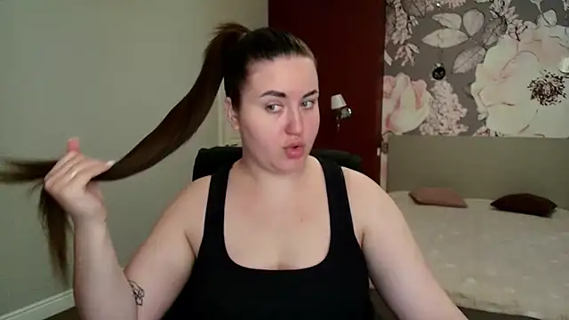 Snapshot of Roxie_Bradley chatting on April 24, 2026, 5:43 am Roxie Bradley online show from April 24, 2026, 5:43 am