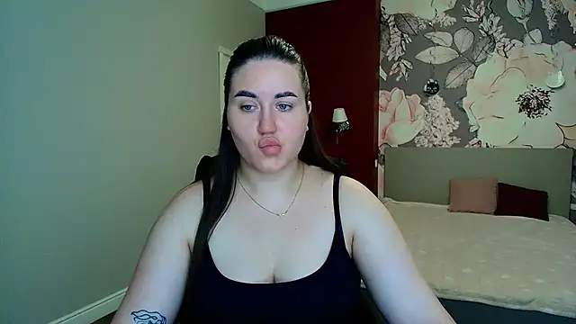 Snapshot of Roxie_Bradley chatting on July 13, 2026, 5:32 am Roxie Bradley online show from July 13, 2026, 5:32 am