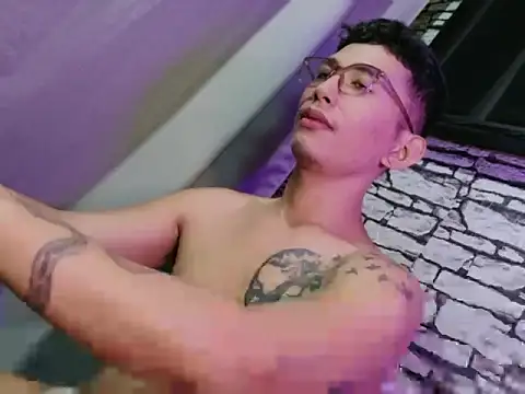 xlovercum online show from April 11, 2026, 7:51 pm