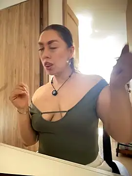 Snapshot of Im_sophiie chatting on June 14, 2026, 6:43 pm Im sophiie online show from June 14, 2026, 6:43 pm
