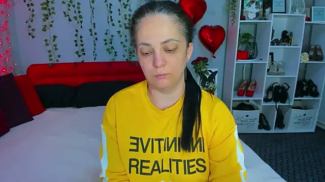 DarlingMilf online show from April 26, 2026, 6:05 pm