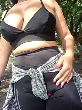 Snapshot of lady-rosse chatting on November 10, 2025, 2:27 pm lady-rosse online show from November 10, 2025, 2:27 pm