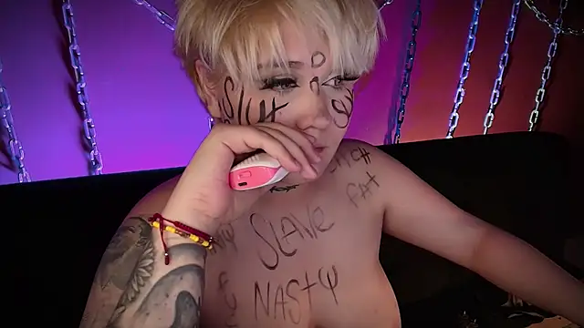 Snapshot of Laura_takint chatting on January 13, 2025, 10:03 pm Laura takint online show from January 13, 2025, 10:03 pm