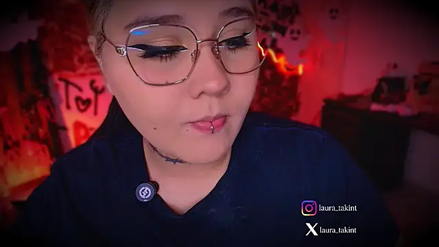 Snapshot of Laura_takint chatting on October 3, 2025, 9:12 pm Laura takint online show from October 3, 2025, 9:12 pm
