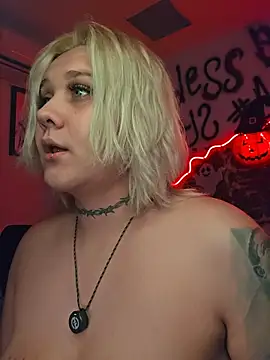 Snapshot of Laura_takint chatting on October 19, 2025, 4:35 am Laura takint online show from October 19, 2025, 4:35 am