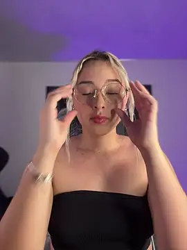 Irisweet  online show from December 3, 2025, 10:08 pm