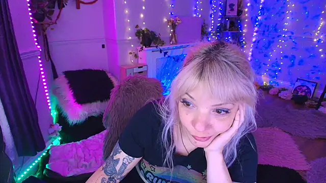 AliceW0lf online show from April 28, 2026, 8:47 pm