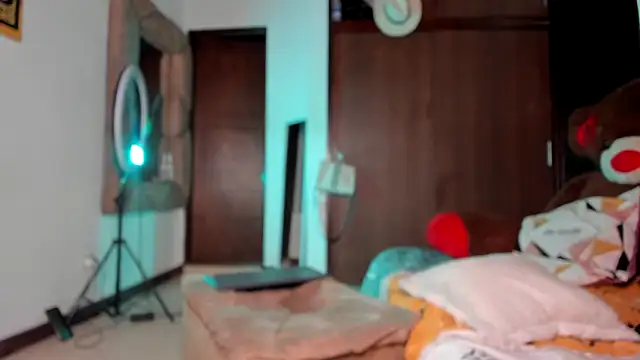 GiselReyes online show from November 14, 2025, 11:46 pm