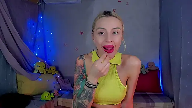 Snapshot of LickLizzy chatting on February 6, 2026, 10:35 pm LickLizzy online show from February 6, 2026, 10:35 pm