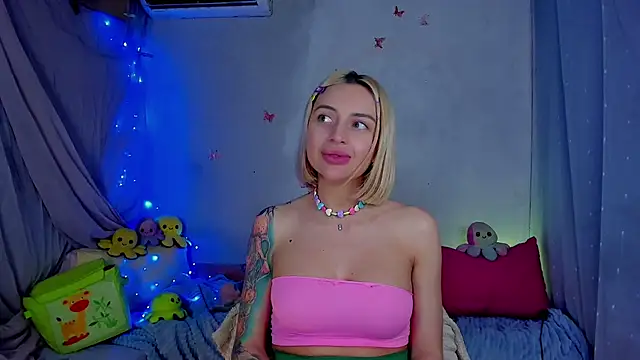 Snapshot of LickLizzy chatting on April 28, 2026, 2:27 am LickLizzy online show from April 28, 2026, 2:27 am